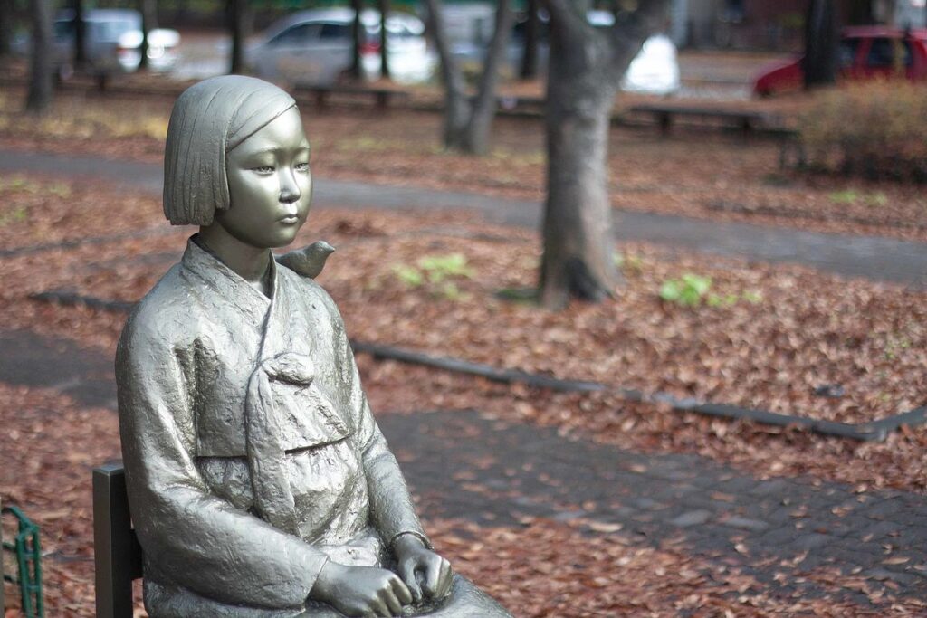 일본을 꾸짖는 소녀상 얼굴에 상처가 났다….